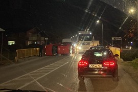 Udes u Klašnicama: Auto prevrnut (FOTO)