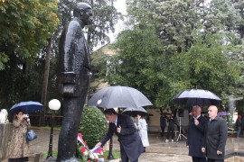 Selaković položio cvijeće na spomenike Dučiću i Njegošu