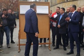 SNSD počeo predizbornu kampanju lijepljenjem prvog plakata u Banjaluci