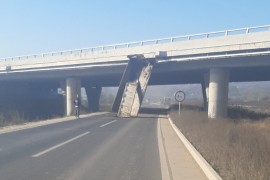 Vozio kamion s podignutom prikolicom, udario u nadvožnjak auto-puta ...