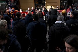 Ekstremni desničari ispred Srpskog narodnog veća u Zagrebu puštali ...