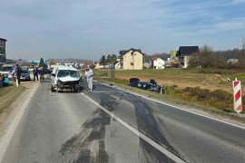 Još jedna nezgoda u Živinicama: Jedno vozilo završilo u kanalu