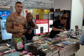 Fotografija sa sajma knjiga u Zagrebu postala viralna, oglasila se ...