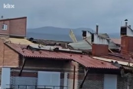 Jak vjetar otkinuo dio krova sa zgrade u Bugojnu