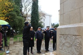 Položeno cvijeće na spomenik pripadnicima MUP-a RS u Trebinju