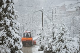 Više gradova i opština i dalje u mraku: Radnici "Elektrokrajine" na ...