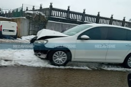 Udes u Banjaluci, auto udario u stub (FOTO)