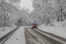 Banjalučkim vatrogascima snijeg zadao pune ruke posla (FOTO)