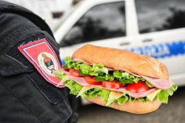 Policiji u Banjaluci prijavljeno da je dijelio sendviče glasačima
