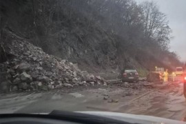 Drama na Ibarskoj magistrali: Ogromna stijena se obrušila, pala na ...