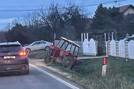 Udes u Bijeljini, traktor završio pored puta