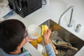 Genijalan kuhinjski trik: Kako masnu posudu očistiti za nekoliko ...