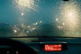 Evo šta se dogodi kada vozite sa zamagljenim staklom (VIDEO)