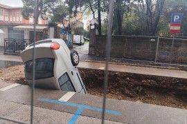 Nezgoda u Hrvatskoj: Automobil upao u rupu (FOTO)