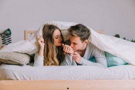 Diskretni signali da žena želi intimnost: Ovo su najčešći ...