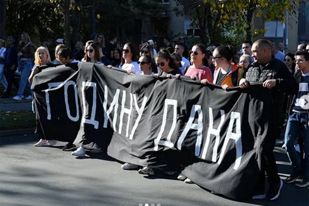 Hiljade građana na Željezničkoj stanici u Novom Sadu: Pale svijeće i polažu cvijeće (FOTO, VIDEO)