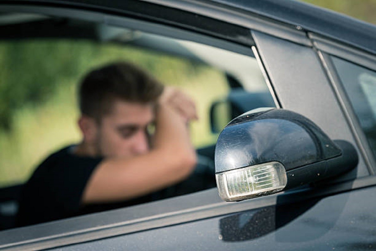 Zaspao za volanom i zakucao se u policiju: Kriv mu autopilot