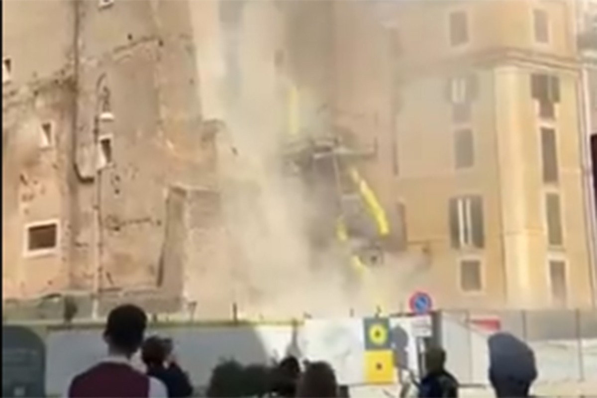 Urušila se kula u Rimu u blizini Koloseuma: Ljudi ostali zatrpani (VIDEO)