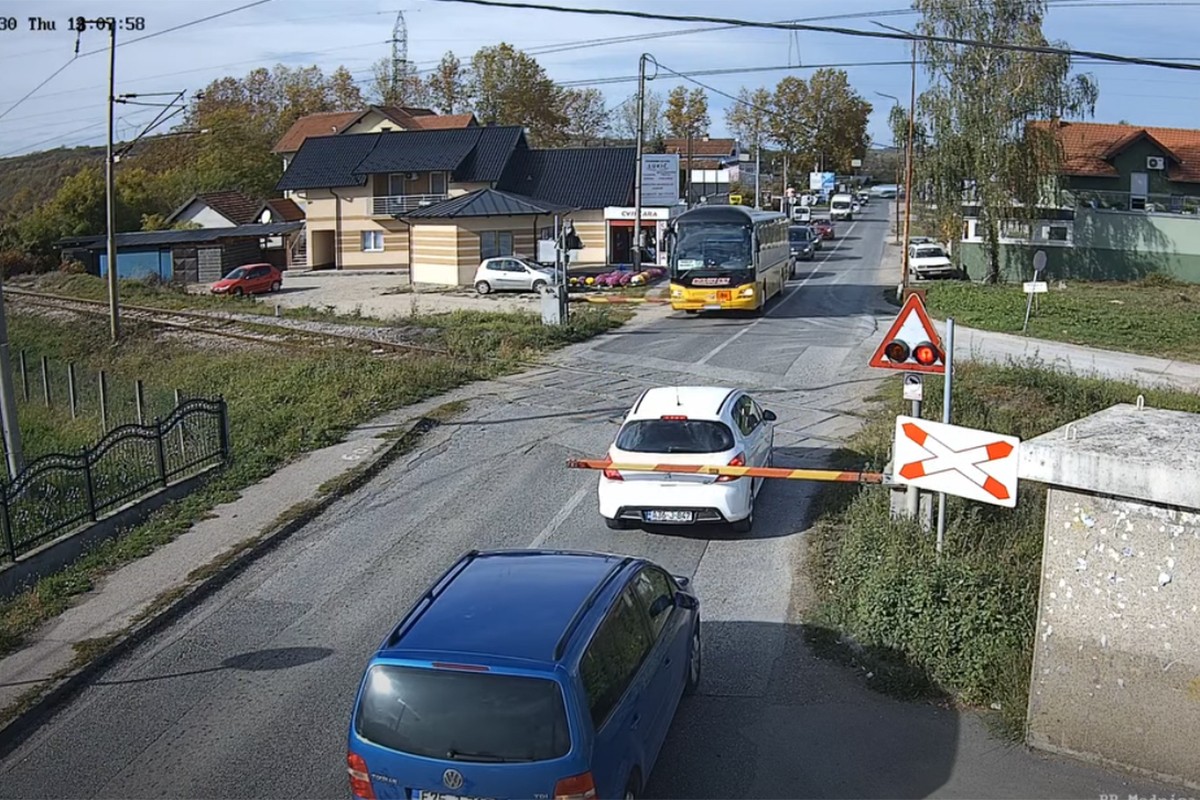 Žena u Modriči polomila rampu: "Voz uvijek ima prednost!" (VIDEO)