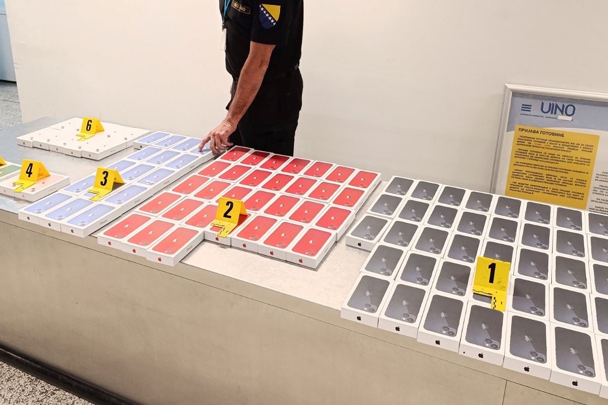 Supružnici u BiH pokušali prošvercovati 123 iPhonea (FOTO)