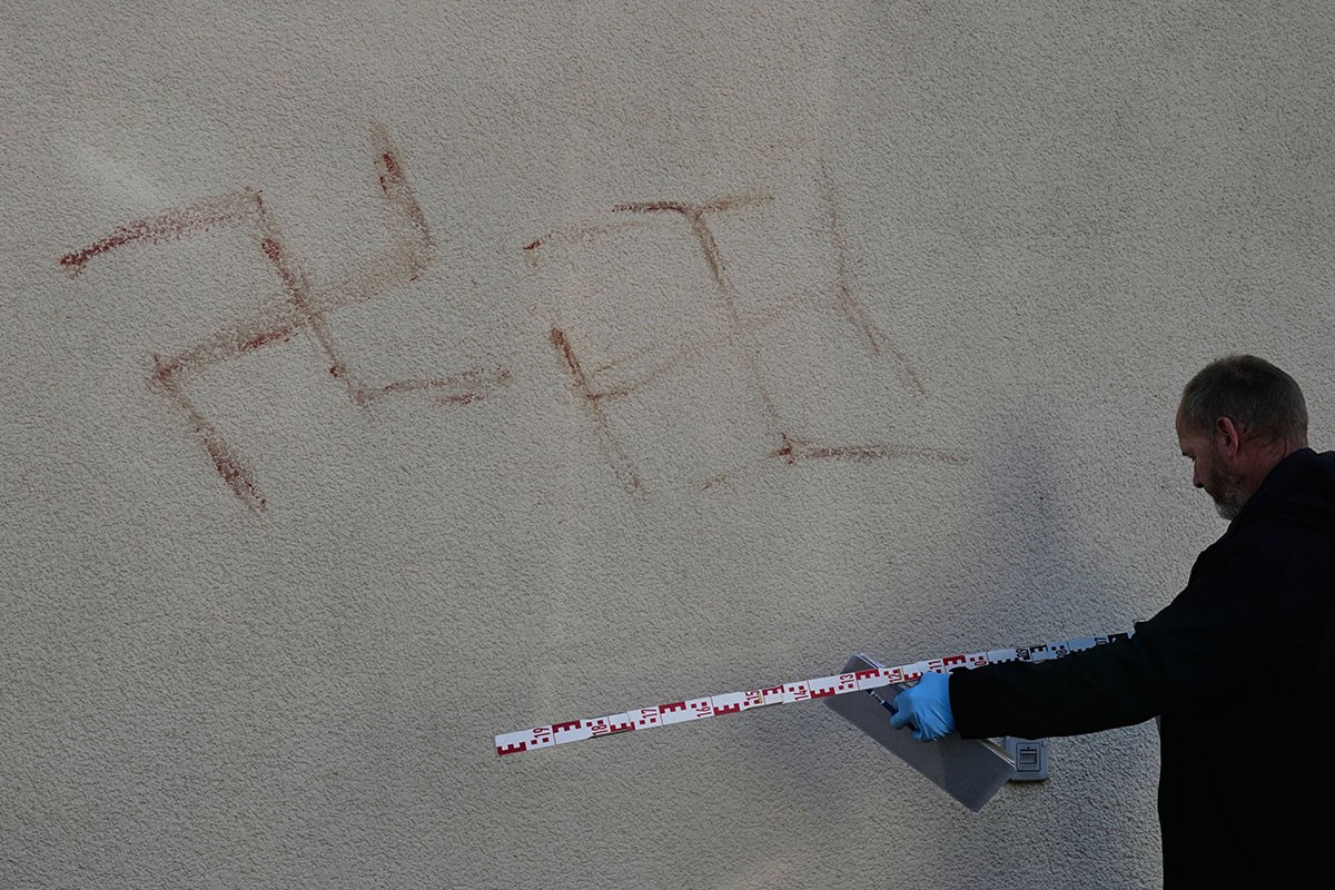 Svastike od krvi osvanule na 50 auta i kuća u njemačkom gradu