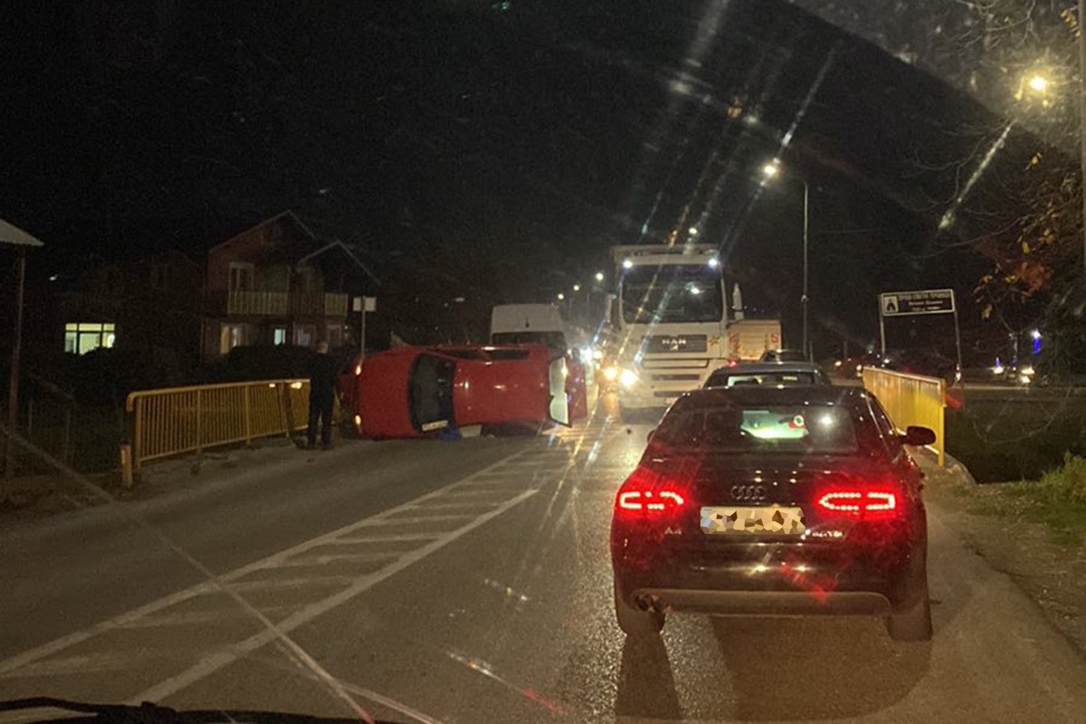 Udes u Klašnicama: Auto prevrnut (FOTO)