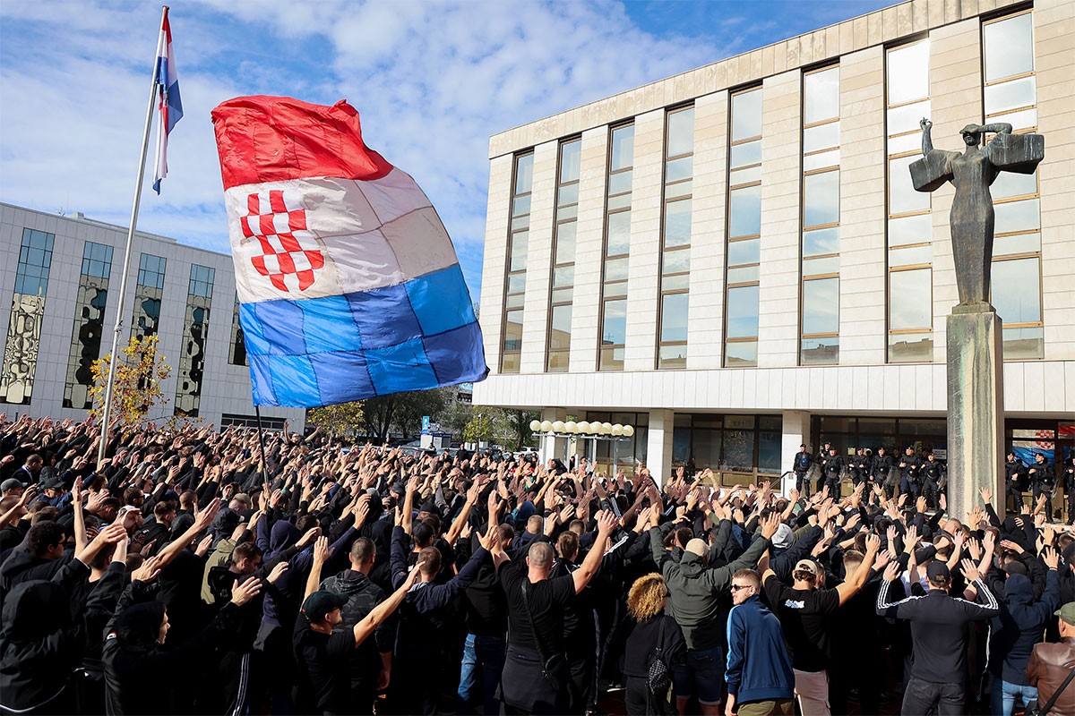 Završen protest Torcide u Splitu: Rivom odjekivalo "Za dom spremni" (FOTO)