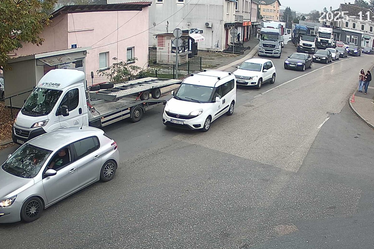 Duge kolone vozila na granici u Gradišci i Kostajnici