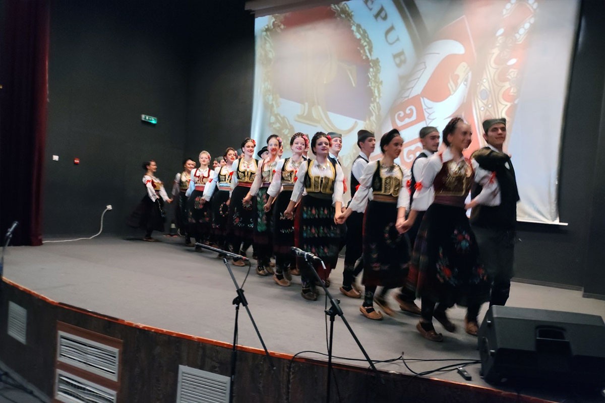 Užičani igrom i pjesmom oduševili brojnu publiku u Bratuncu