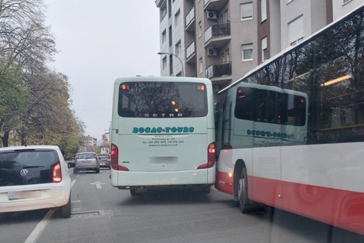 Sudar dva autobusa u centru Banjaluke: Stvaraju se gužve