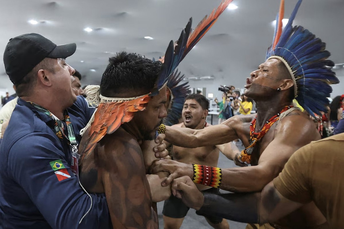 Brazil: Naoružani starosjedioci upali na klimatski samit, ima povrijeđenih (VIDEO)