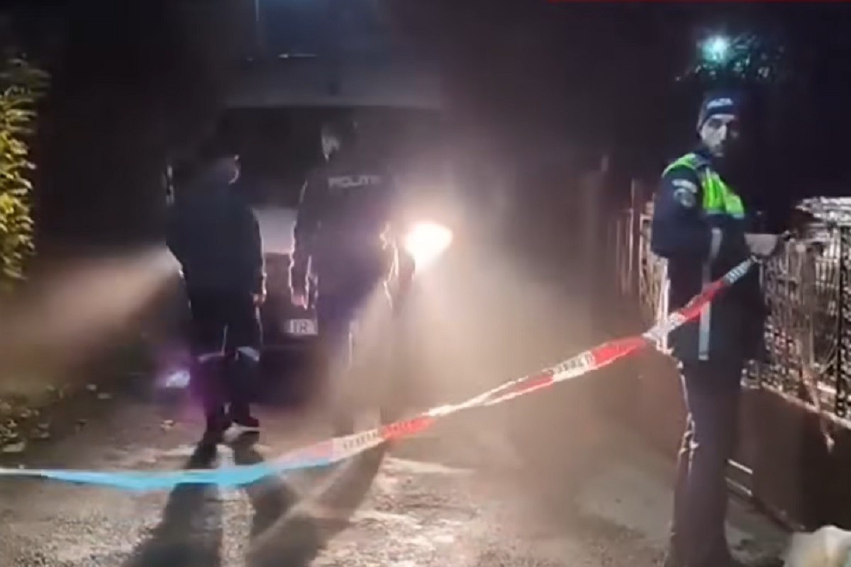 Ispred crkve izbo ženu, dok je u rukama držala dijete (VIDEO)