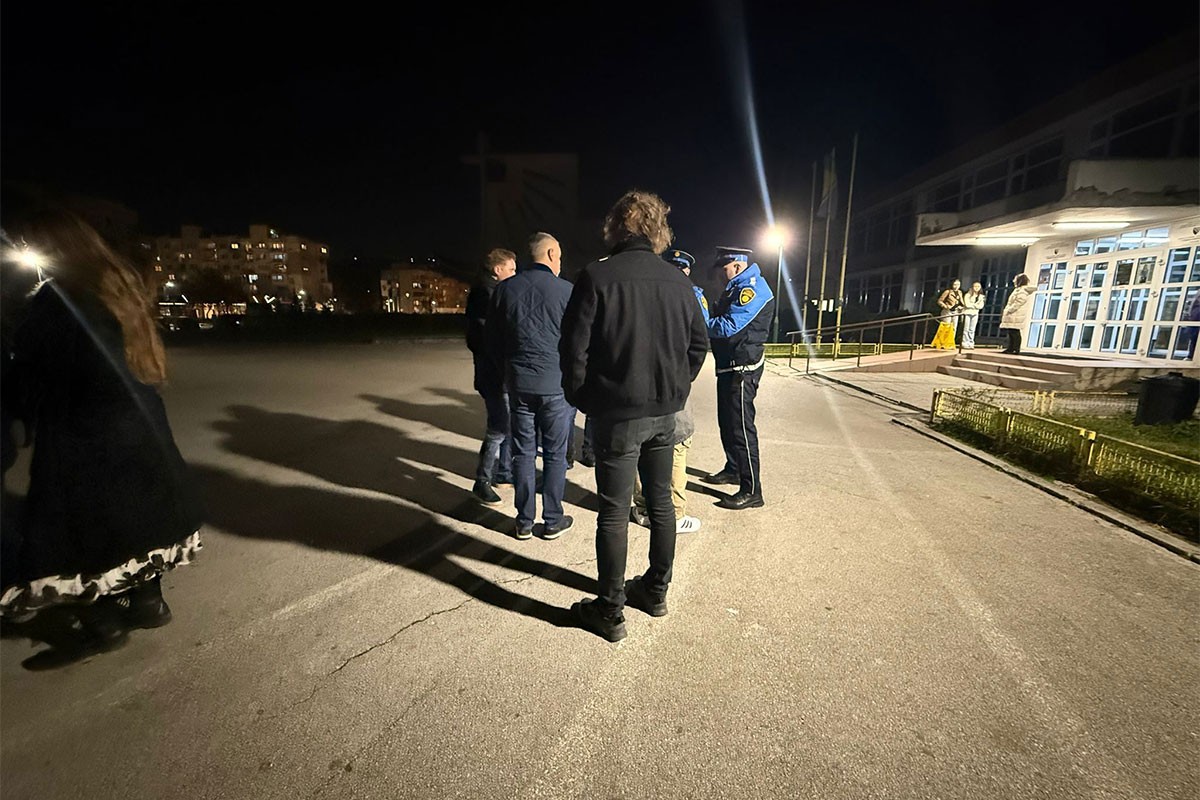 Roditelji se okupili ispred škole u Sarajevu: "Jedna učenica mjesecima maltretira našu djecu"