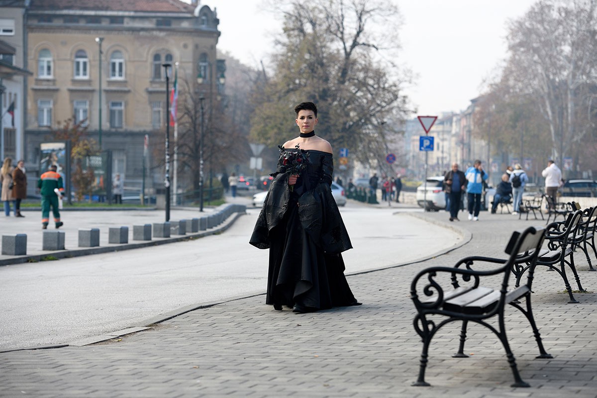 Viđena na ulicama Sarajeva: Ko je mlada u crnom - umjetnica, simbol ili nečiji glas?