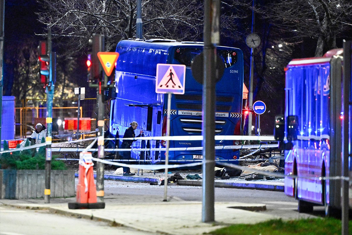Teška nesreća u Stokholmu: Autobus udario u stanicu, troje poginulo (VIDEO)