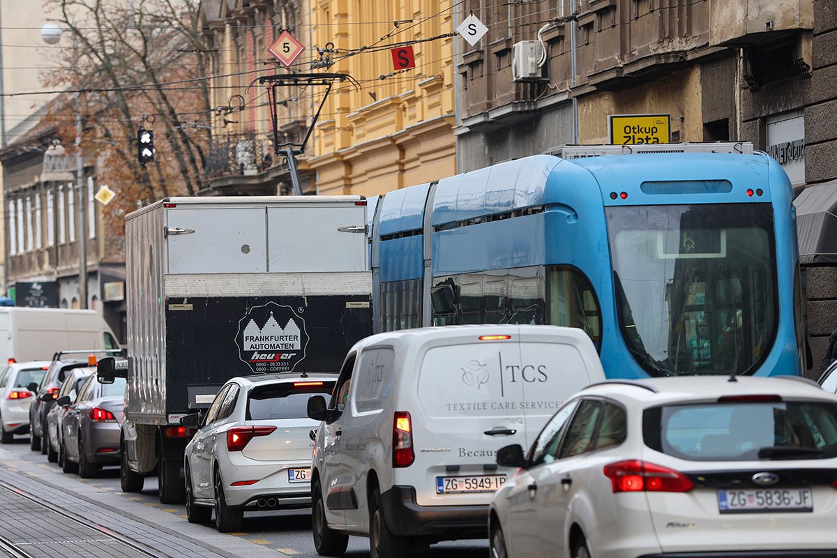 Tramvaji u Zagrebu stajali zbog mercedesa: "Gospođa je otišla u mesnicu"