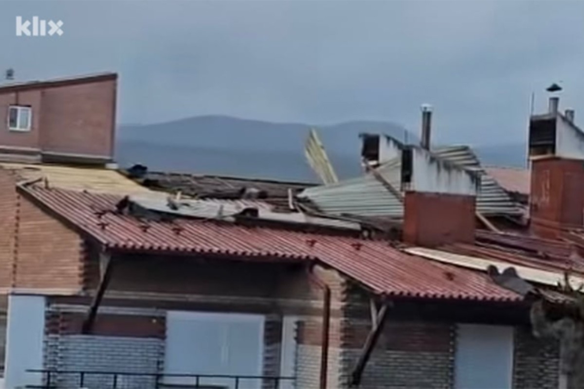 Jak vjetar otkinuo dio krova sa zgrade u Bugojnu