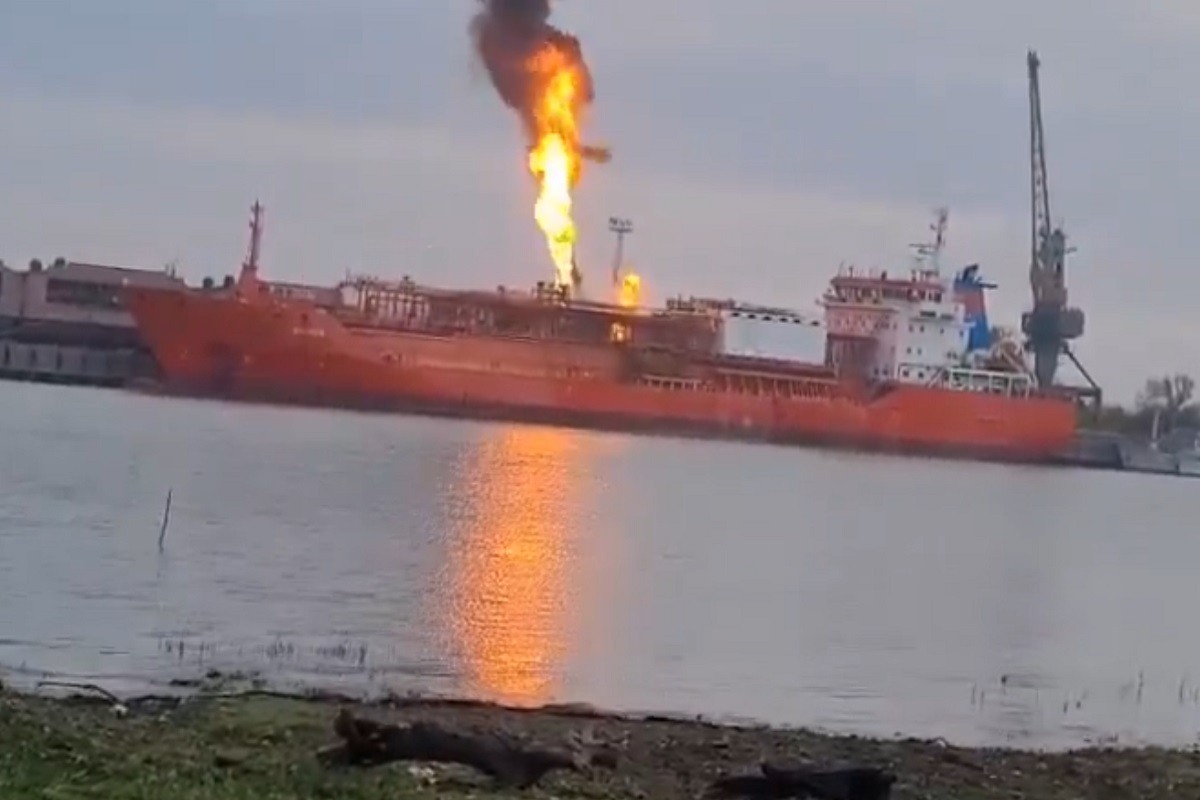 Katastrofa na Dunavu: Brod s 4.000 tona gasa gori (VIDEO)