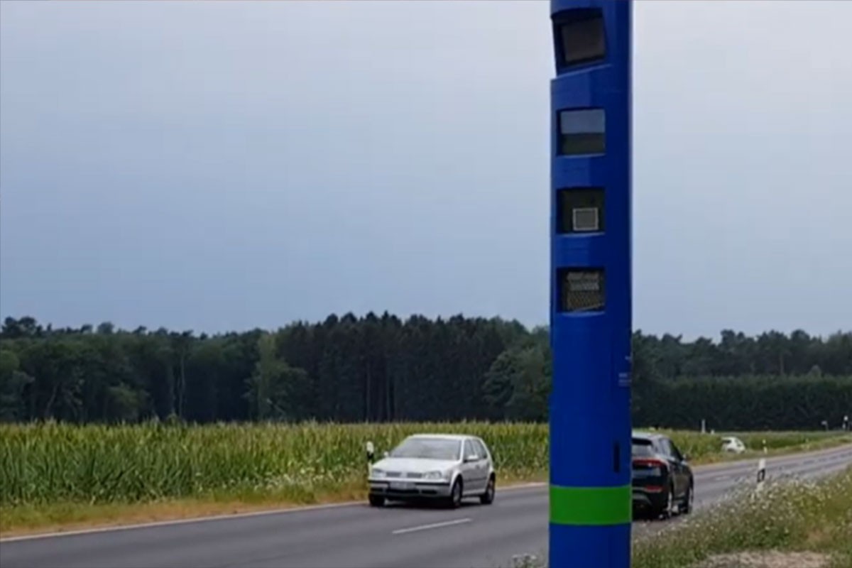 Znate li čemu služe plavi stubovi na njemačkim putevima