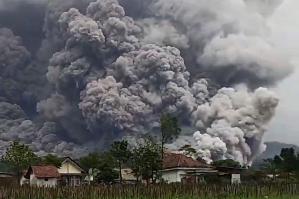 Eruptirao vulkan Semeru na Indoneziji, nivo uzbune podignut na najviši (VIDEO)