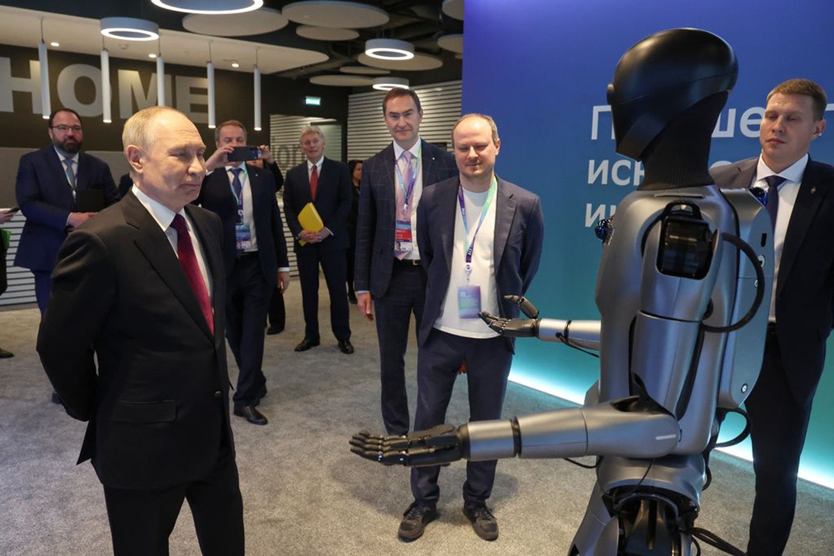 Robot zaplesao pred Putinom: "Pusti moju omiljenu numeru" (VIDEO)