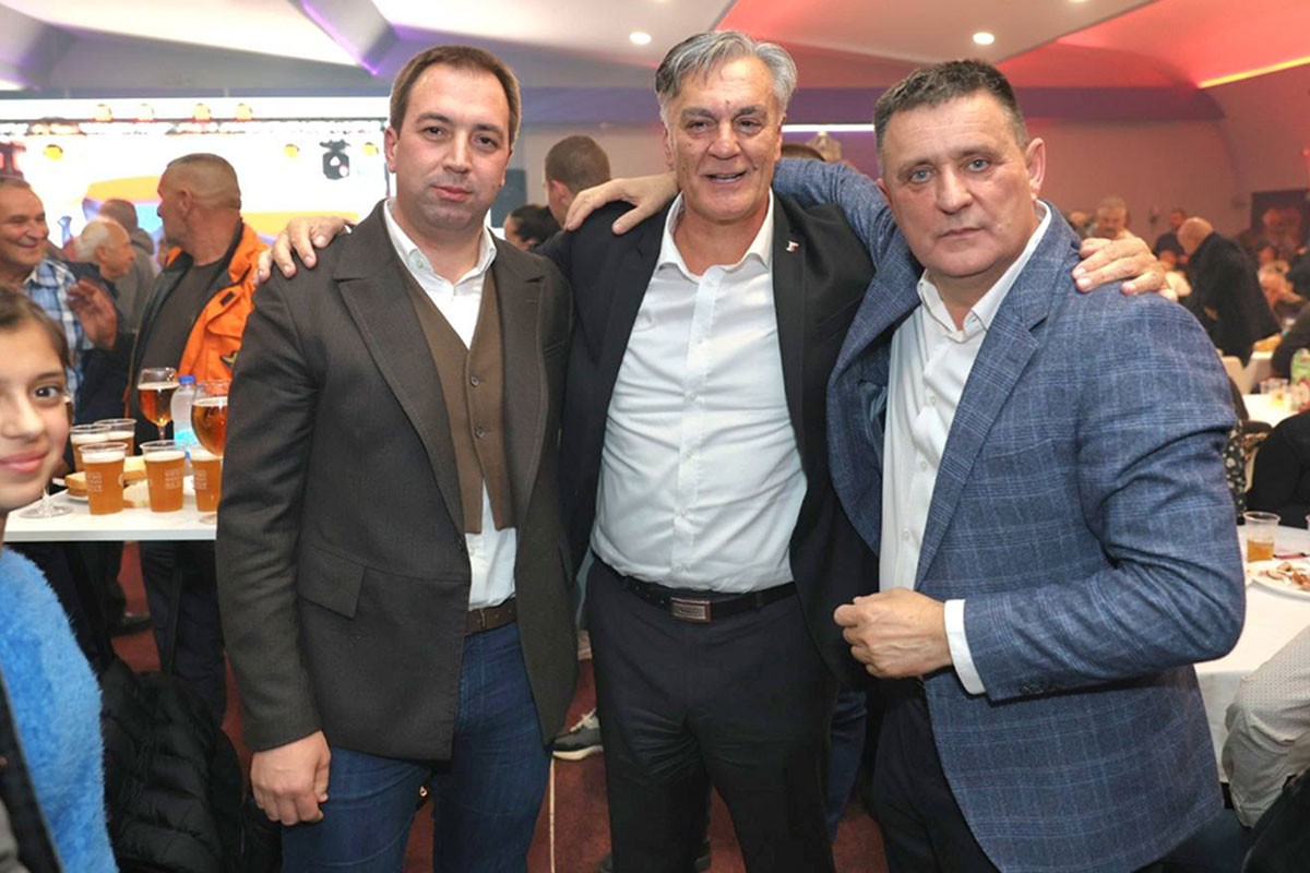 Vlado Đajić nakon ispitivanja u policiji u zagrljaju ministara (VIDEO)