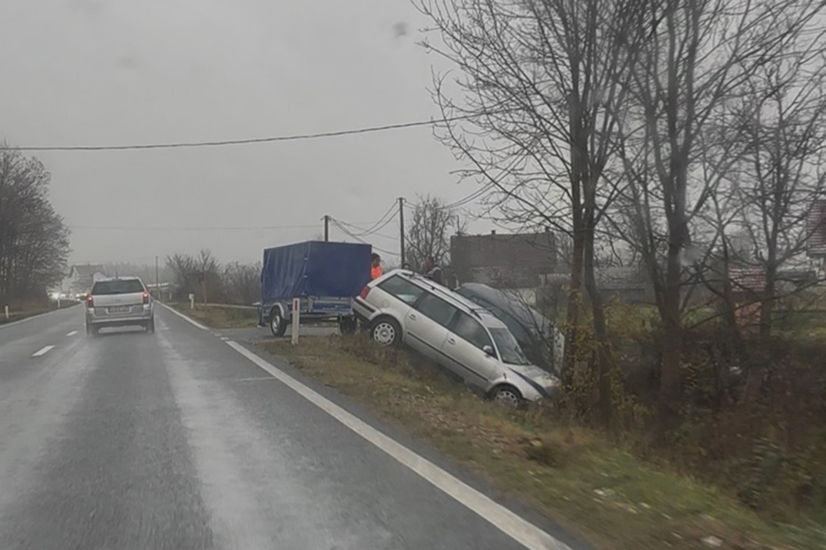 Udes kod Prijedora: Dva automobila u kanalu
