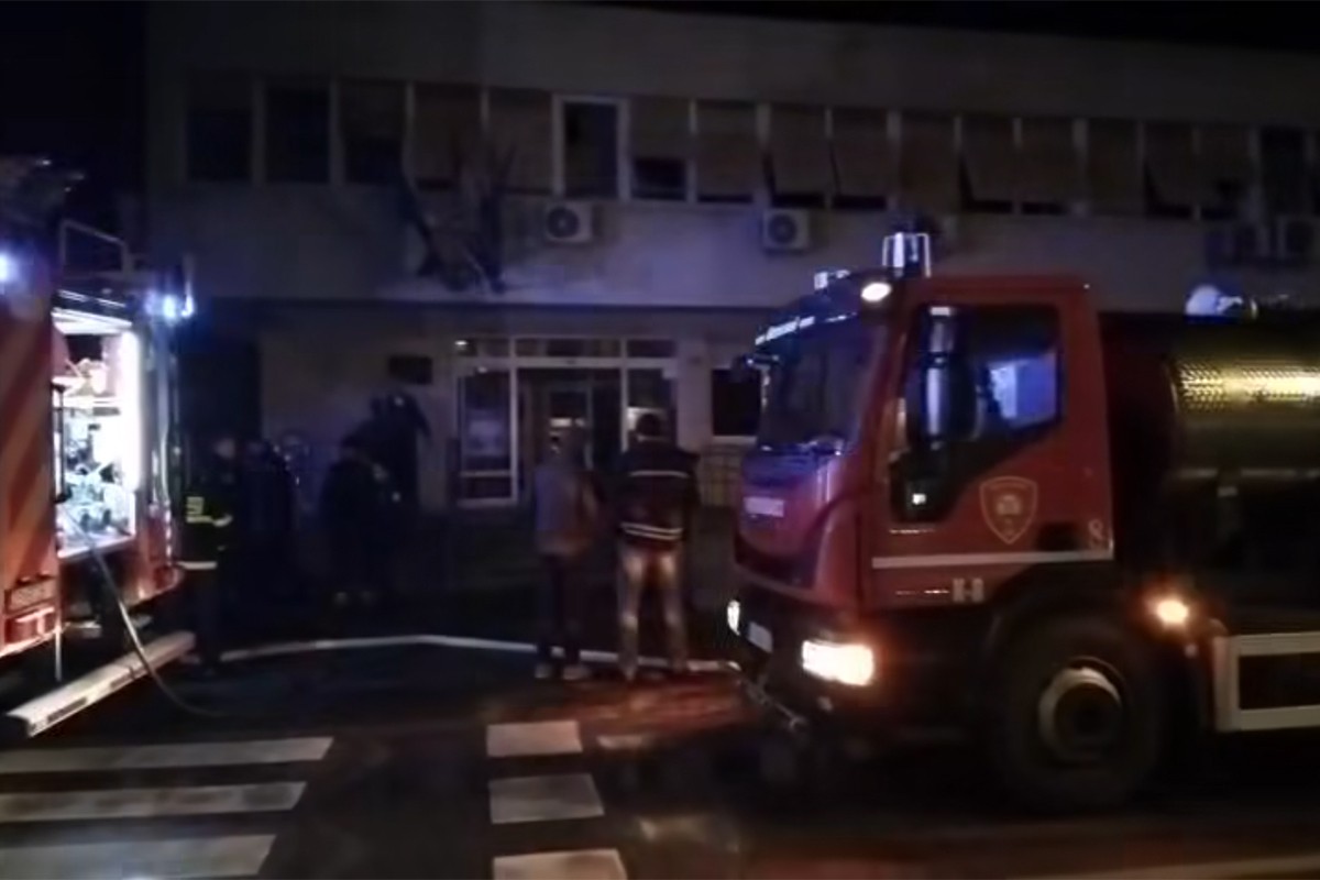 Požar u policijskoj stanici u Kninu, dio grada bez struje