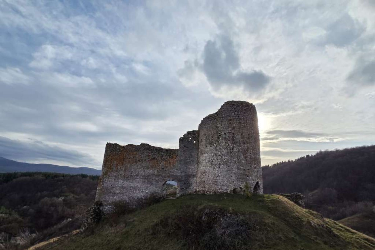 Stari grad Bjelaj, tvrđava koja i danas čuva Petrovačko polje