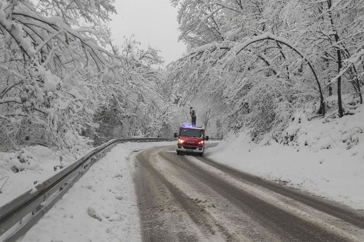 Banjalučkim vatrogascima snijeg zadao pune ruke posla (FOTO)
