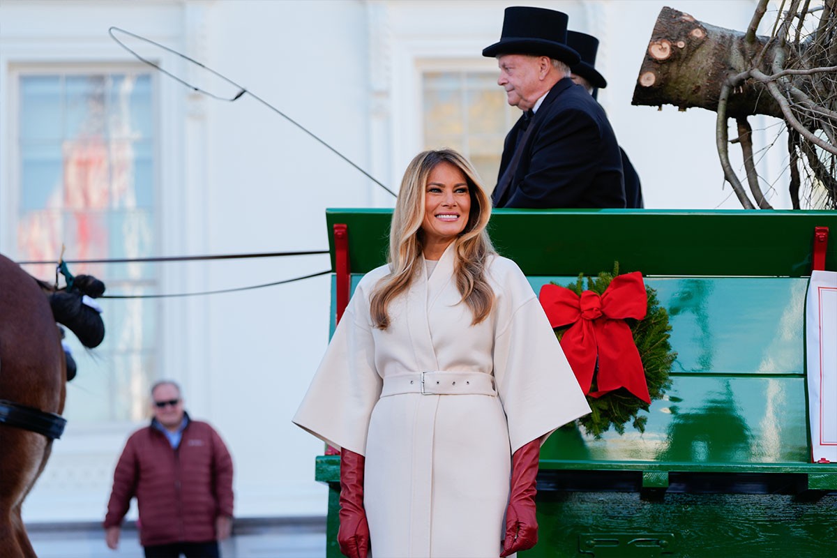 Melanija Tramp dočekala božićnu jelku u Bijeloj kući (FOTO)