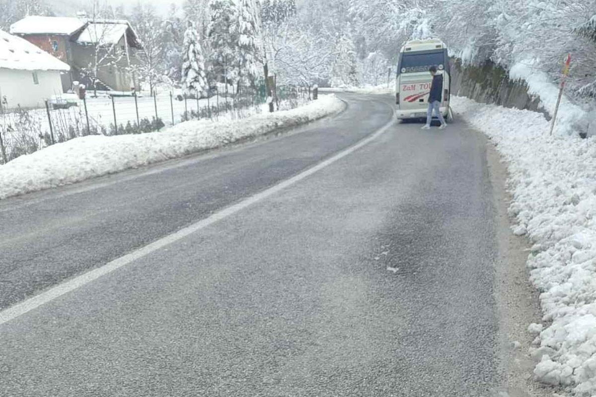 Drama na putu Banjaluka - Foča: Putnici tvrde da je minibusu otpao točak