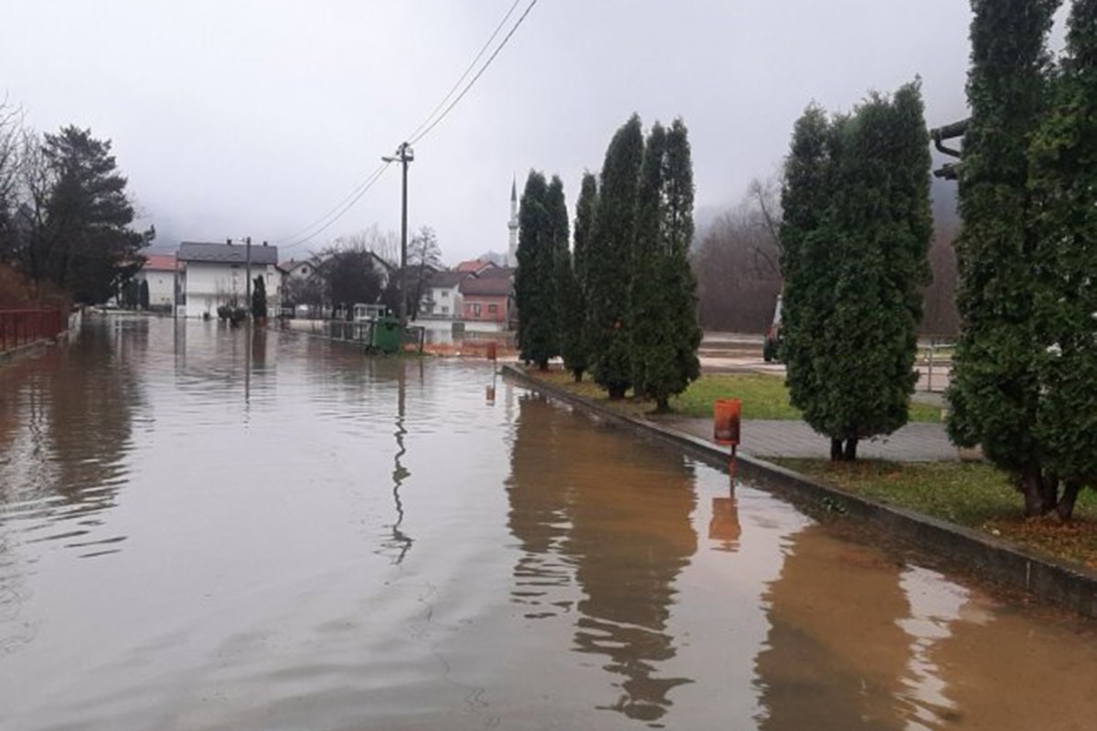 Nagli porast vodostaja u Jezeru: Јošavka i Pliva prijete domaćinstvima i imanjima