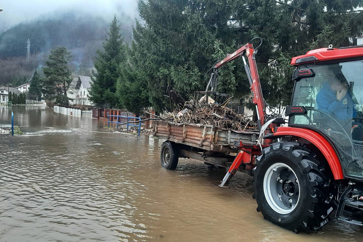 Obilne kiše i naglo otapanje snijega izazvali poplave u više gradova u BiH